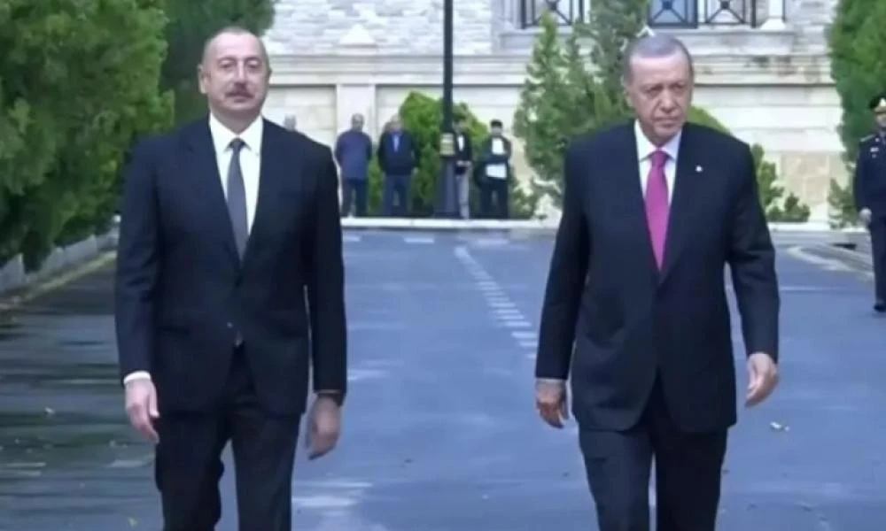 O Ερντογάν πανηγυρίζει τη νίκη του Αζερμπαϊτζάν στο Ναγκόρνο Καραμπάχ